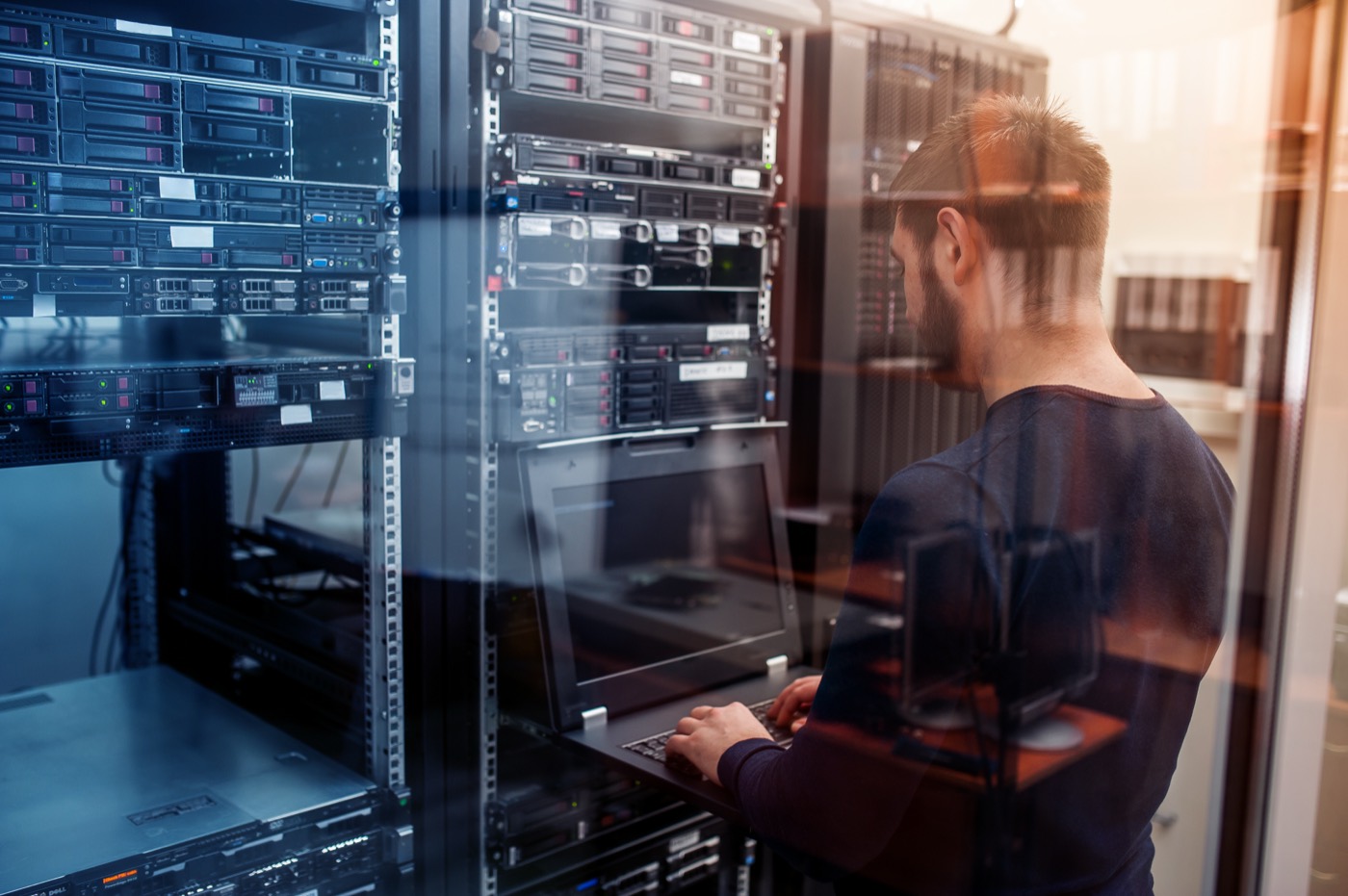 Techniker arbeitet an einem Server-Rack